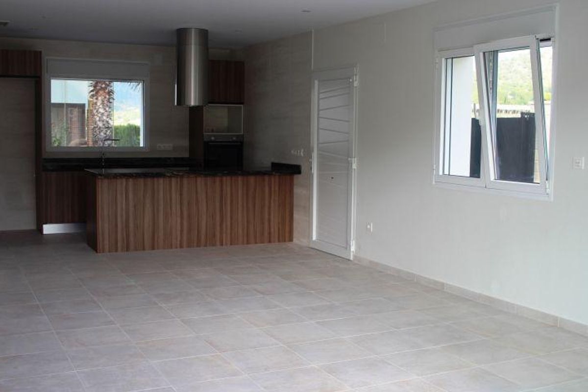 Interieur van een open keuken en woonruimte in een villa met 3 slaapkamers in La Romana, Costa Blanca Zuid.