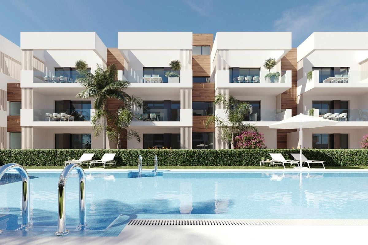 Buitenkant van een modern appartementencomplex met een zwembad in San Pedro del Pinatar, Costa Calida, Spanje.