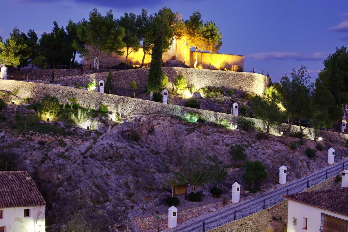 Avondzicht op een charmante villa die de heuvels in Polop, Costa Blanca North, Spanje verlicht.
