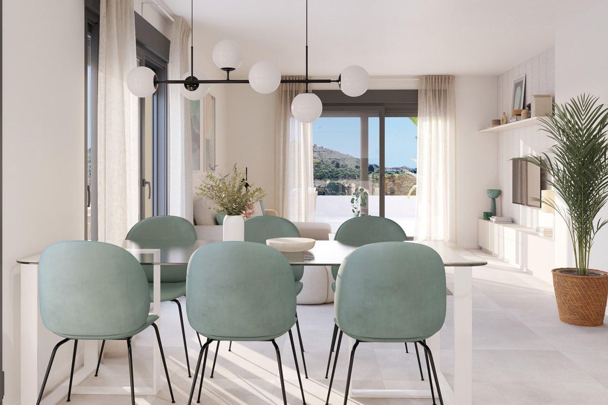 Heldere eetruimte met moderne meubels en uitzicht op Mijas, Costa del Sol, in deze penthouse.