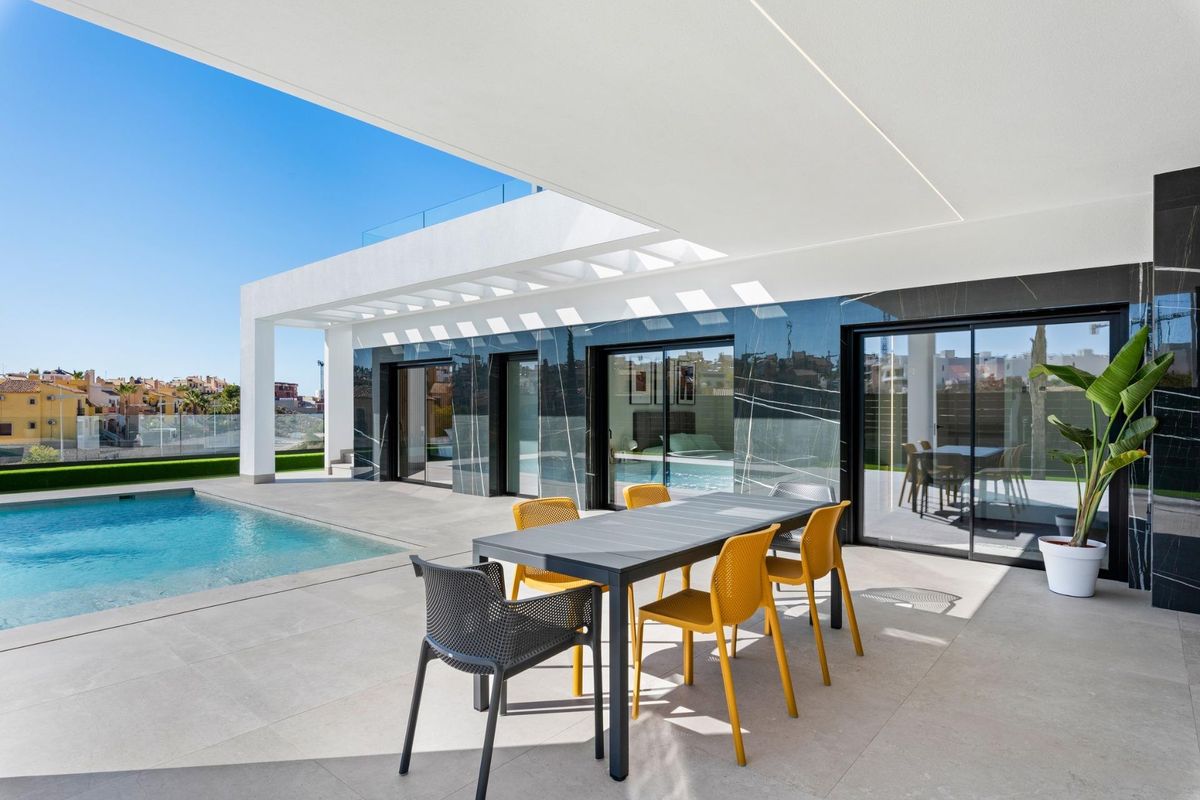 Moderne terras met eethoek en uitzicht op het zwembad in een 3-slaapkamer villa, Algorfa, Costa Blanca Zuid.