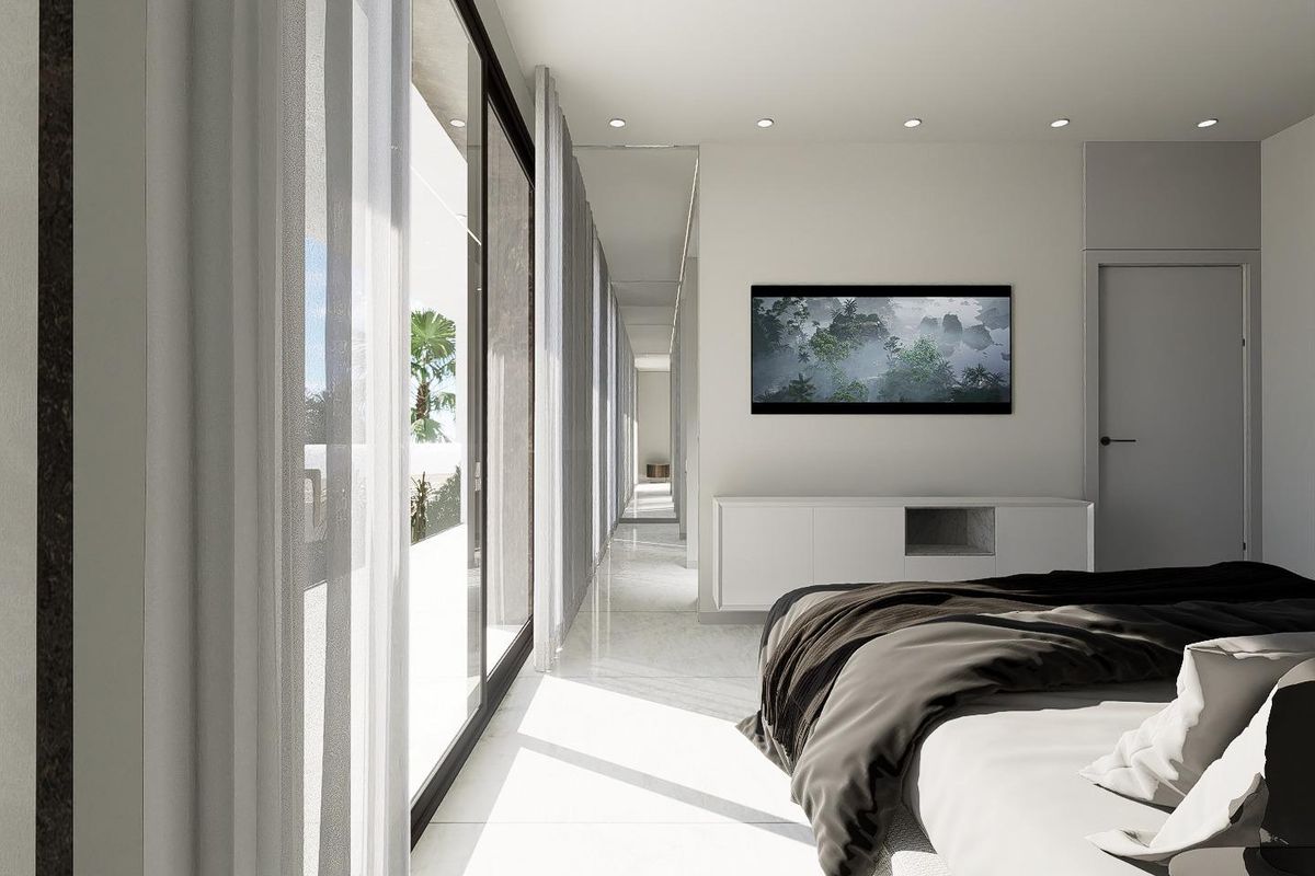 Heldere slaapkamer met grote ramen en uitzicht op de patio in de villa in Orihuela Costa.