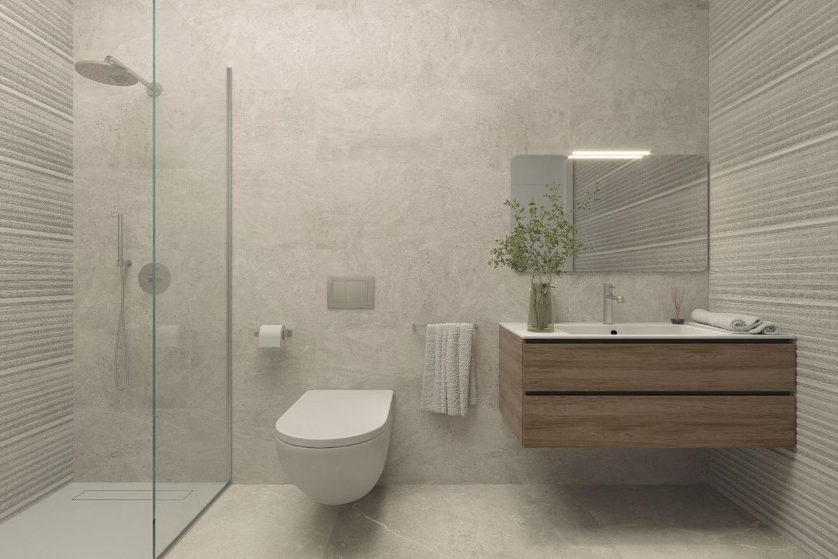 Strakke badkamer met moderne armaturen in 2-slaapkamer penthouse, Torrevieja, met inloopdouche.