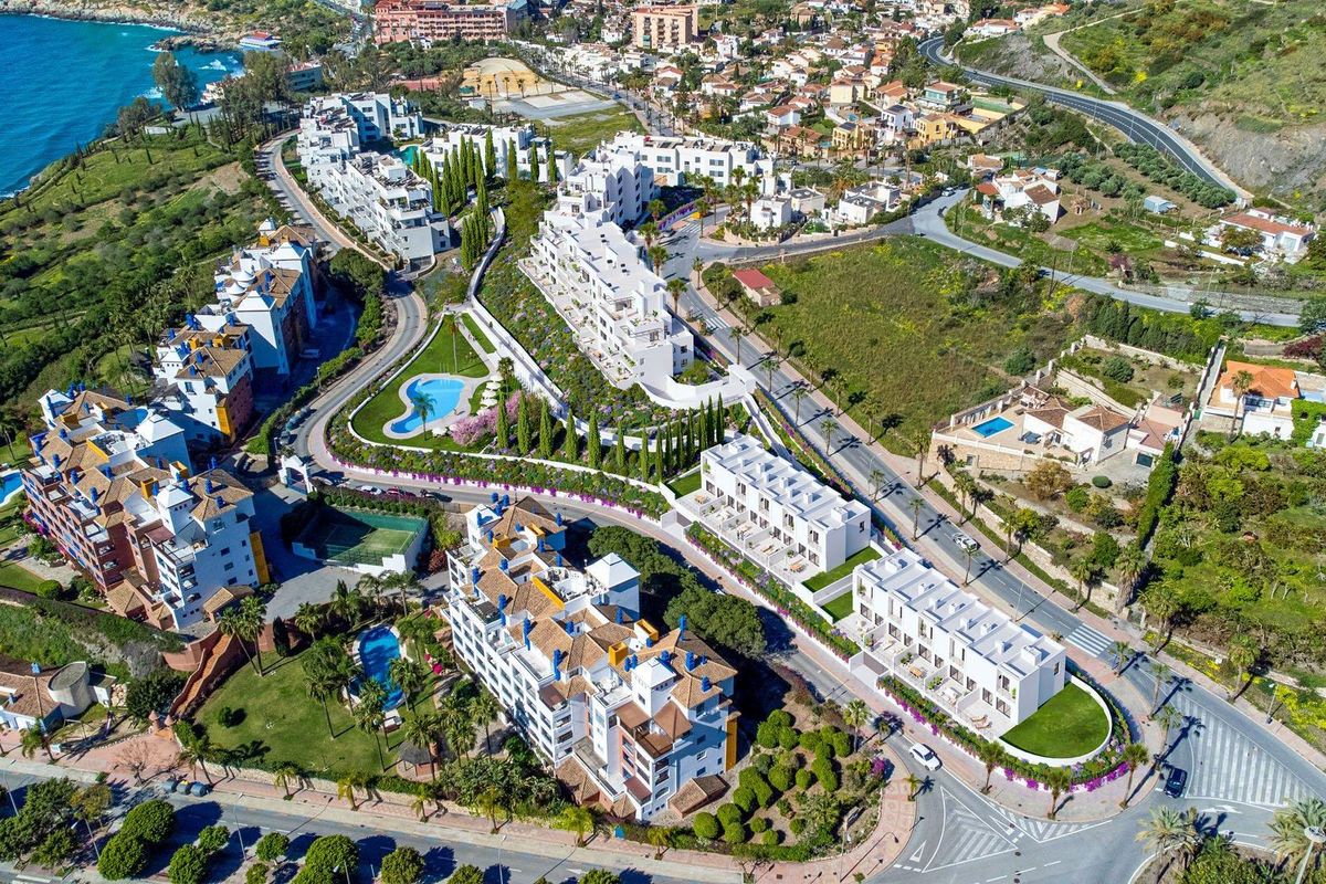 Luchtfoto van het woongebied in Almuñecar, met de penthouse-locatie nabij de kust.