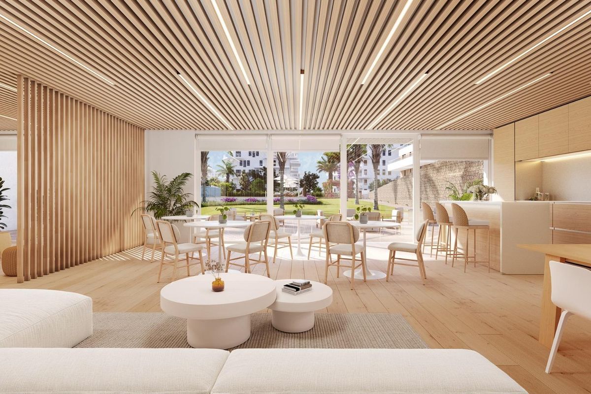 Modern open concept woonkamer in een appartement in Villajoyosa, met houten accenten en uitzicht op de tuin.