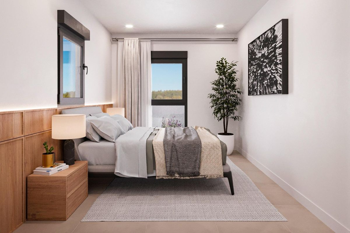 Elegante slaapkamer in de 3-slaapkamer villa, met een minimalistisch ontwerp en natuurlijk licht in Fuente Álamo.