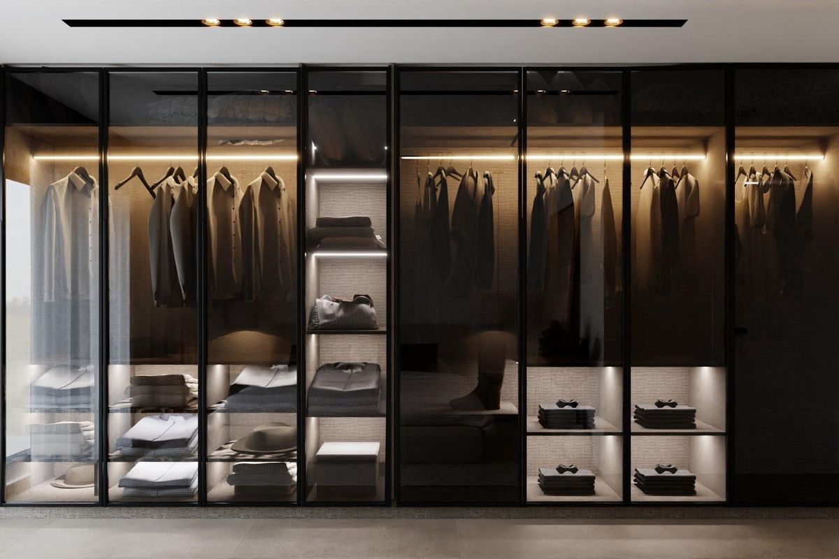 Moderne openkleerkast met netjes gerangschikte kleding in een luxe 4-slaapkamer villa in Orihuela Costa.