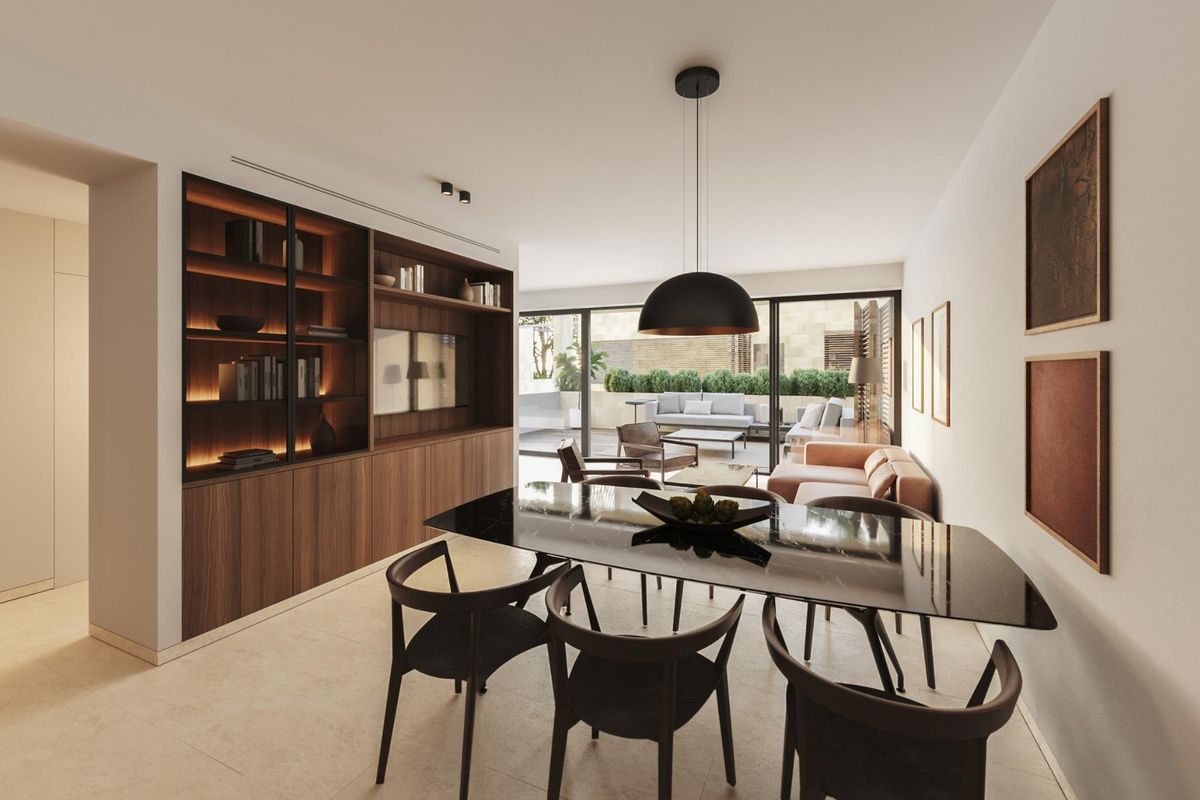 Elegante eetruimte met stijlvolle meubels in het 3-slaapkamer appartement, met uitzicht op het terras in Estepona.