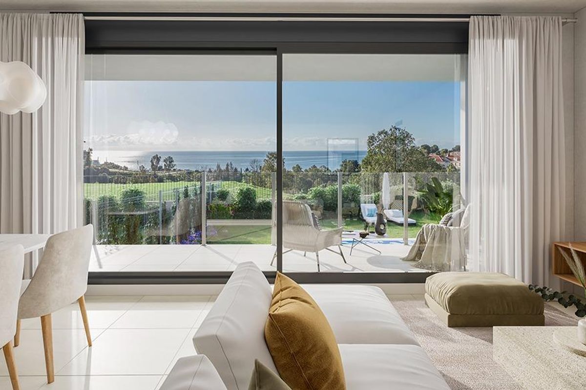 Elegante woonruimte met uitzicht op de tuin en zee, binnen een 3-slaapkamer penthouse in Benalmádena.