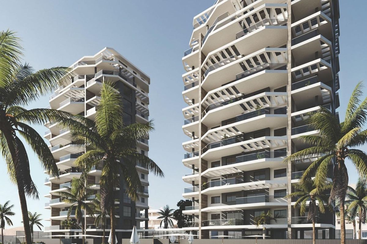 Twee moderne appartementgebouwen omringd door tuinen en een zwembad in Calpe, Costa Blanca.