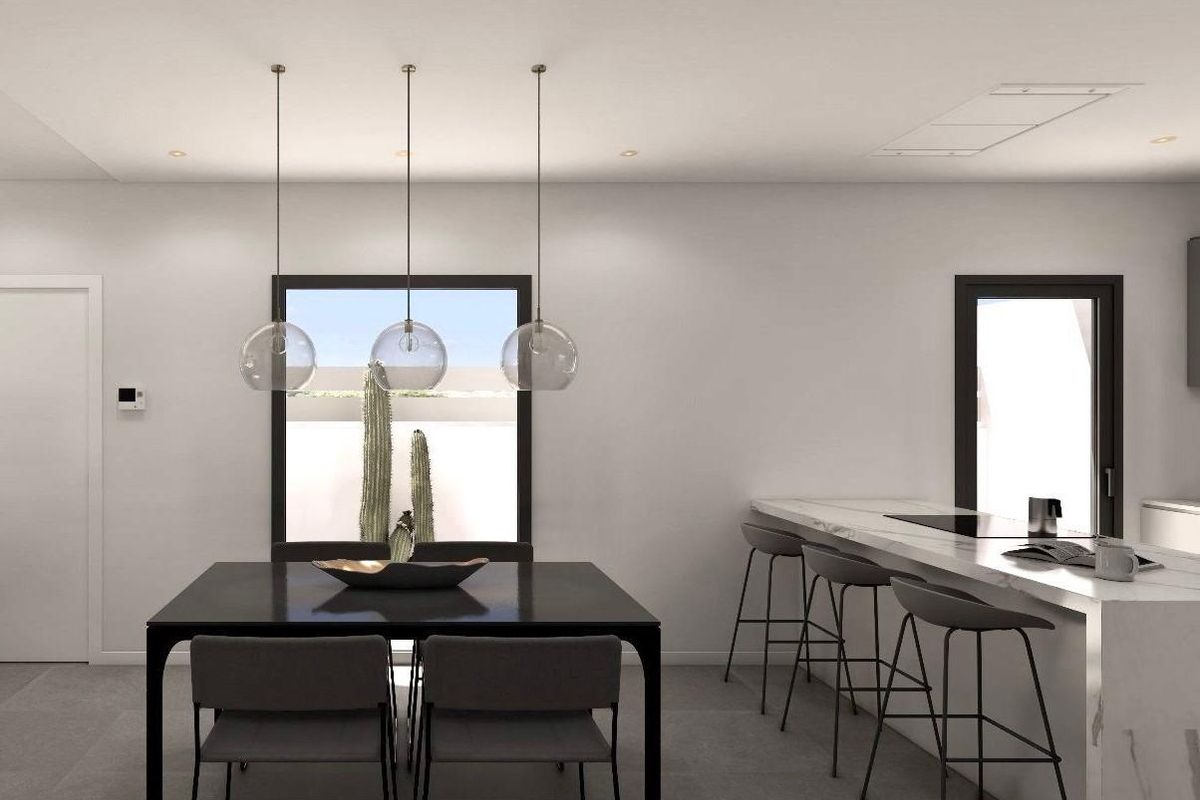 Chique eetgedeelte met uitzicht in een townhouse in Benijofar, perfect voor gezinsmaaltijden in Costa Blanca Zuid.