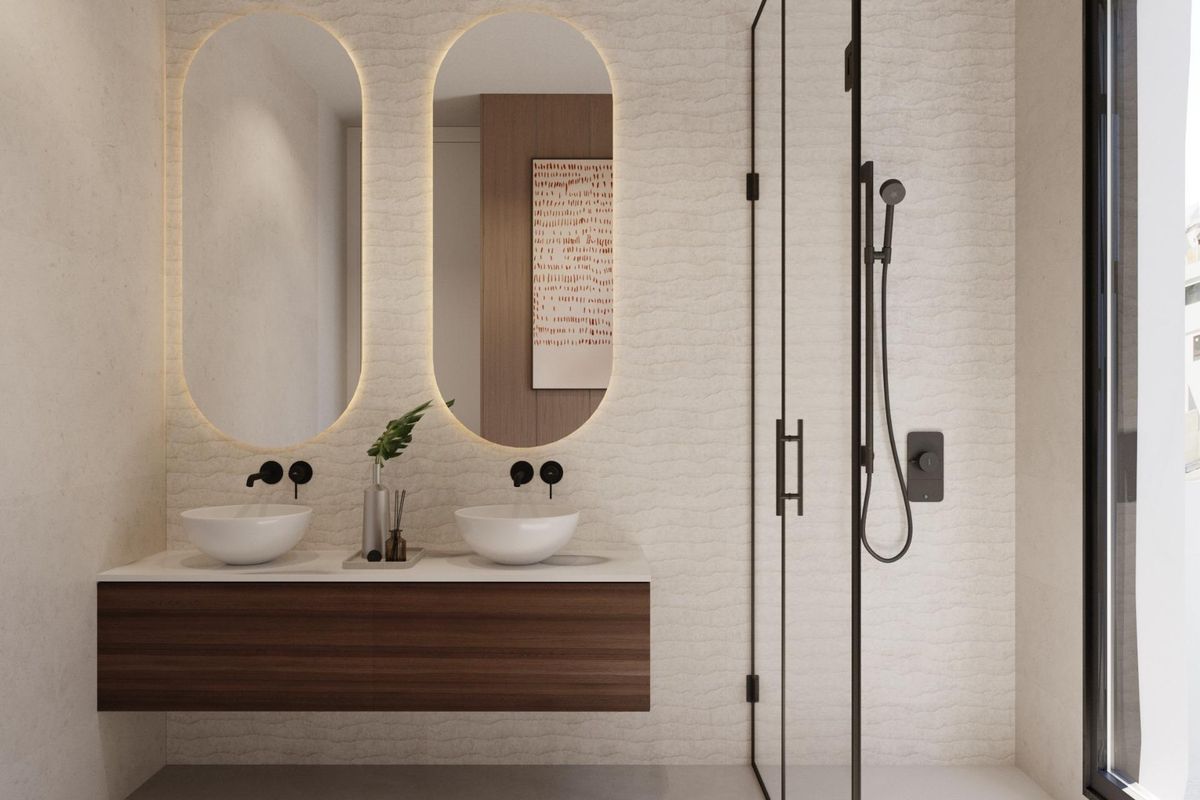 Elegante badkamer met dubbele wastafels en moderne afwerkingen in de villa, met een strakke uitstraling.