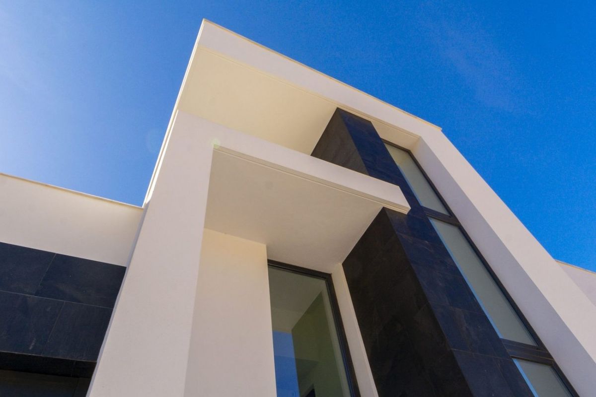 E hedendaags architectonisch detail van een 4-slaapkamer villa met strakke lijnen in Málaga, Costa del Sol.