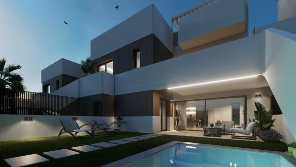 Exterieur van een appartement op de begane grond met moderne architectuur en zwembad, gelegen in San Pedro del Pinatar.