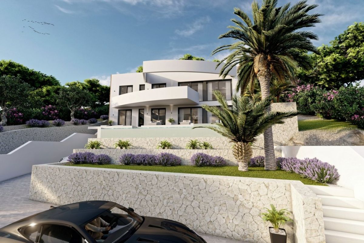 Sfeervol uitzicht op een villa omgeven door weelderige tuinen en palmbomen in Altea.