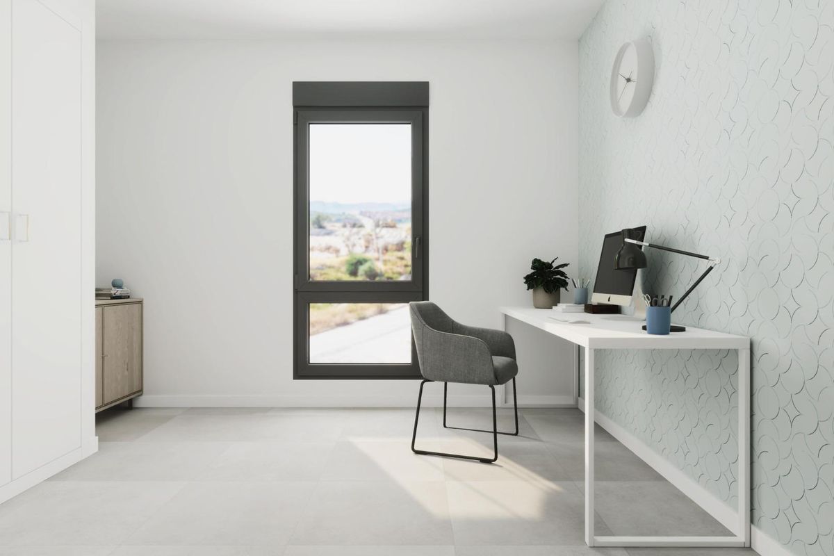 Heldere thuiswerkplek in een modern 2-slaapkamer appartement, Estepona, Costa del Sol. Klaar voor productiviteit met uitzicht.