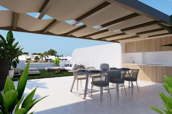 Stijlvol terras met eetruimte en groen bij een moderne 3-slaapkamer bungalow in San Pedro del Pinatar.