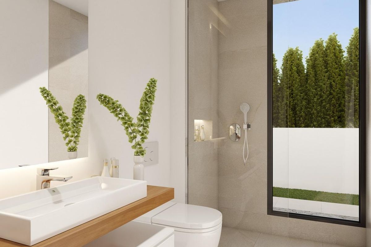 Moderne badkamer met strakke armaturen en natuurlijk licht in een villa in Finestrat, Spanje.