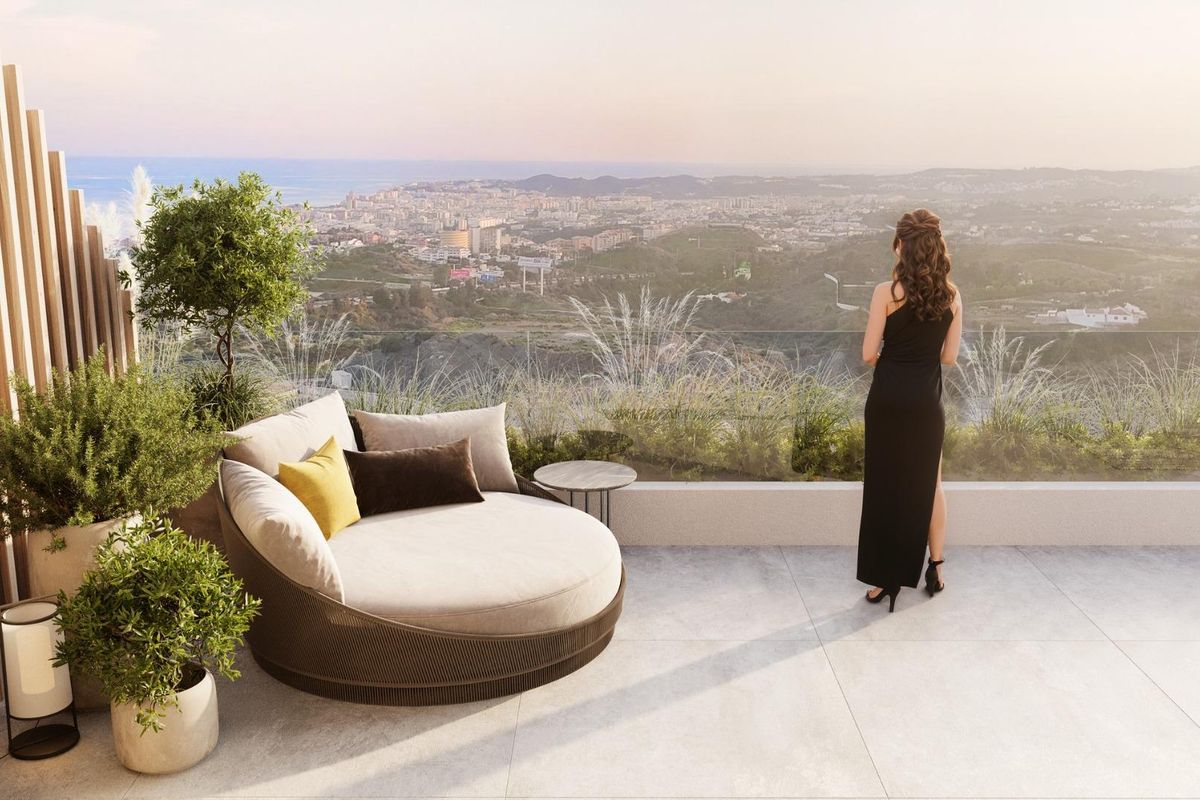 Vrouw geniet van het uitzicht vanaf het stijlvolle terras van het penthouse in Mijas, Costa del Sol.