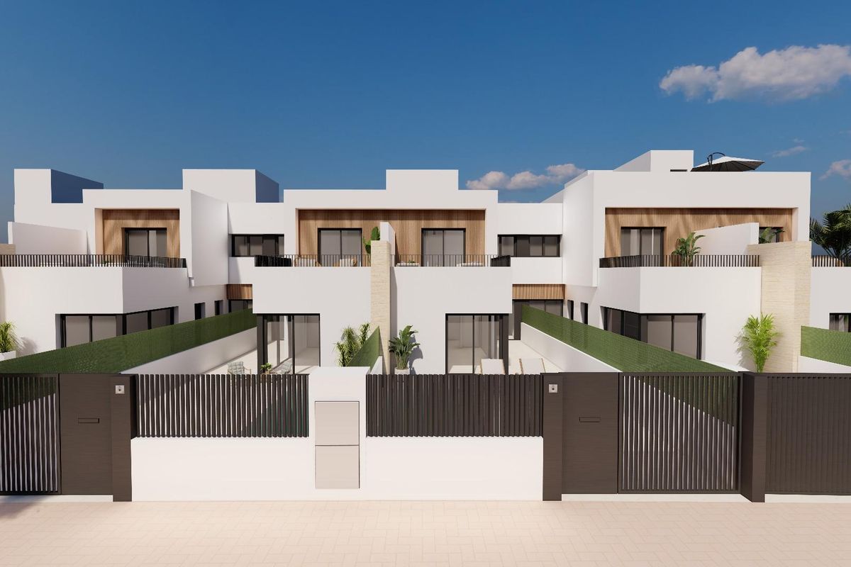 Gedetailleerd beeld van moderne townhouses in Santiago de la Ribera, met weelderige tuinen en open ruimtes.