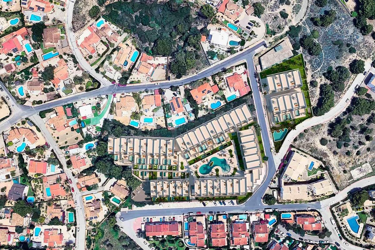 Luchtfoto van de woonwijk in Alfas del Pi, met de indeling van het appartementcomplex in de spotlight.