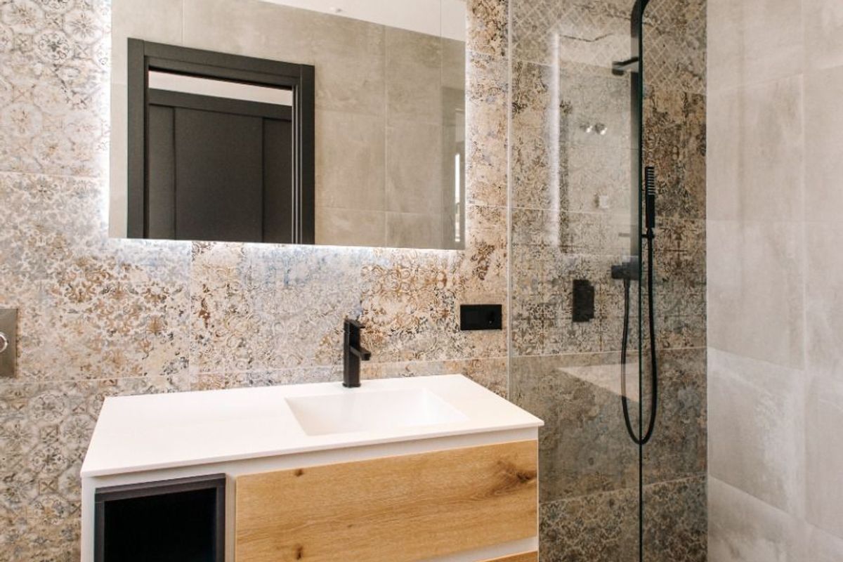 Contemporary badkamer met een strak ontwerp, inclusief een glazen douche, in een appartement op de begane grond in Rojales.