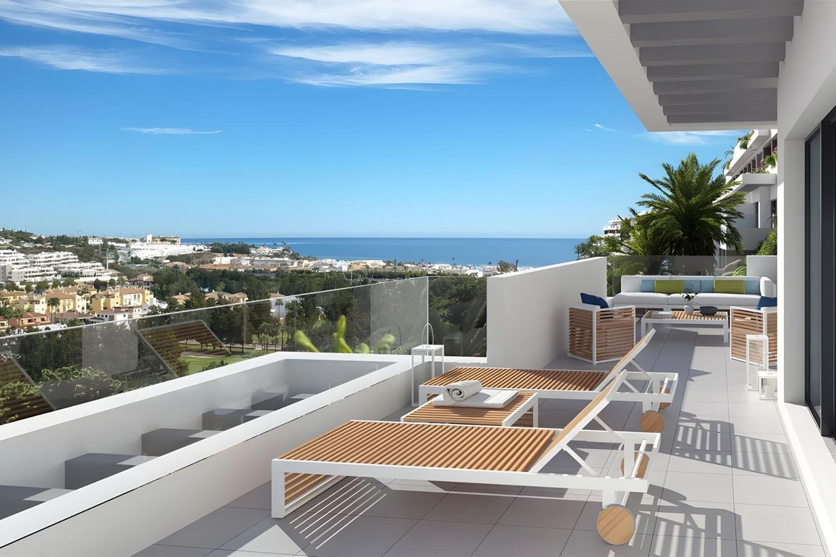 Gezellig balkon met zitgelegenheid en adembenemend uitzicht op de oceaan bij een 2-slaapkamer penthouse in Mijas, Spanje.