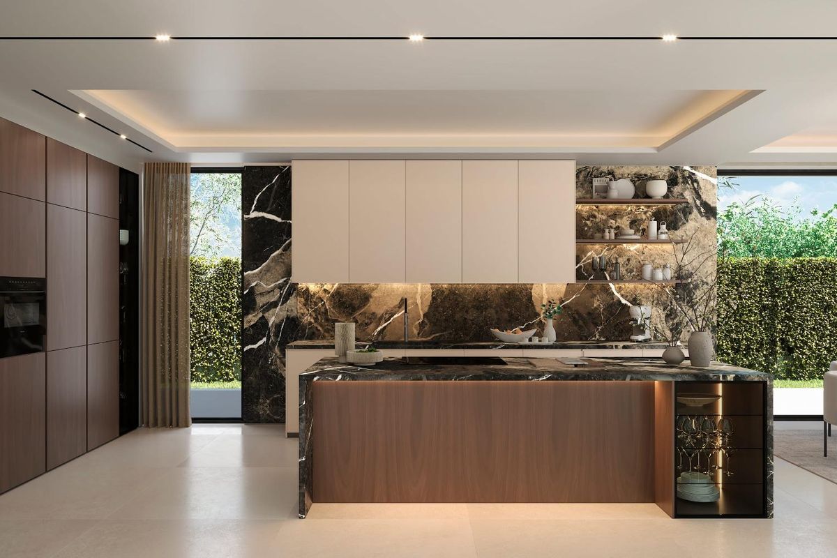 Moderne keuken in een villa in estepona met een donkere marmeren achterwand en lichte kasten. open indeling met zicht op de eethoek.