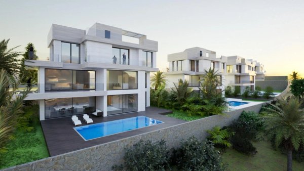 Moderne 5-slaapkamer villa in Estepona met zwembad en tuin, met eigentijdse architectuur en weelderig groen.