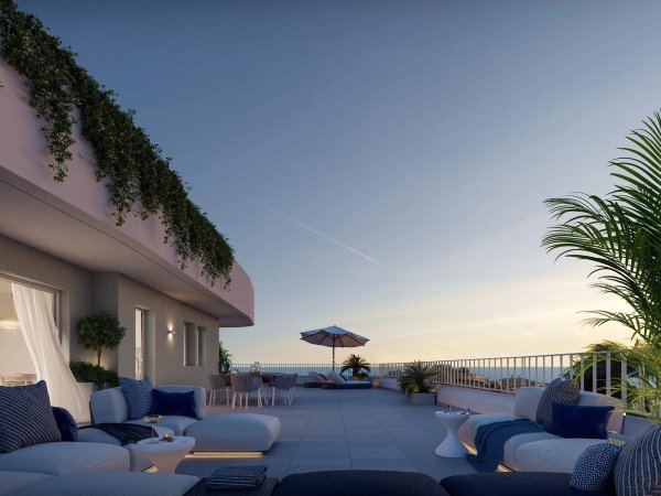 Ruimtelijk terras met zitplaatsen en parasol, met uitzicht op zee in Fuengirola, Costa del Sol. 2-slaapkamer penthouse.