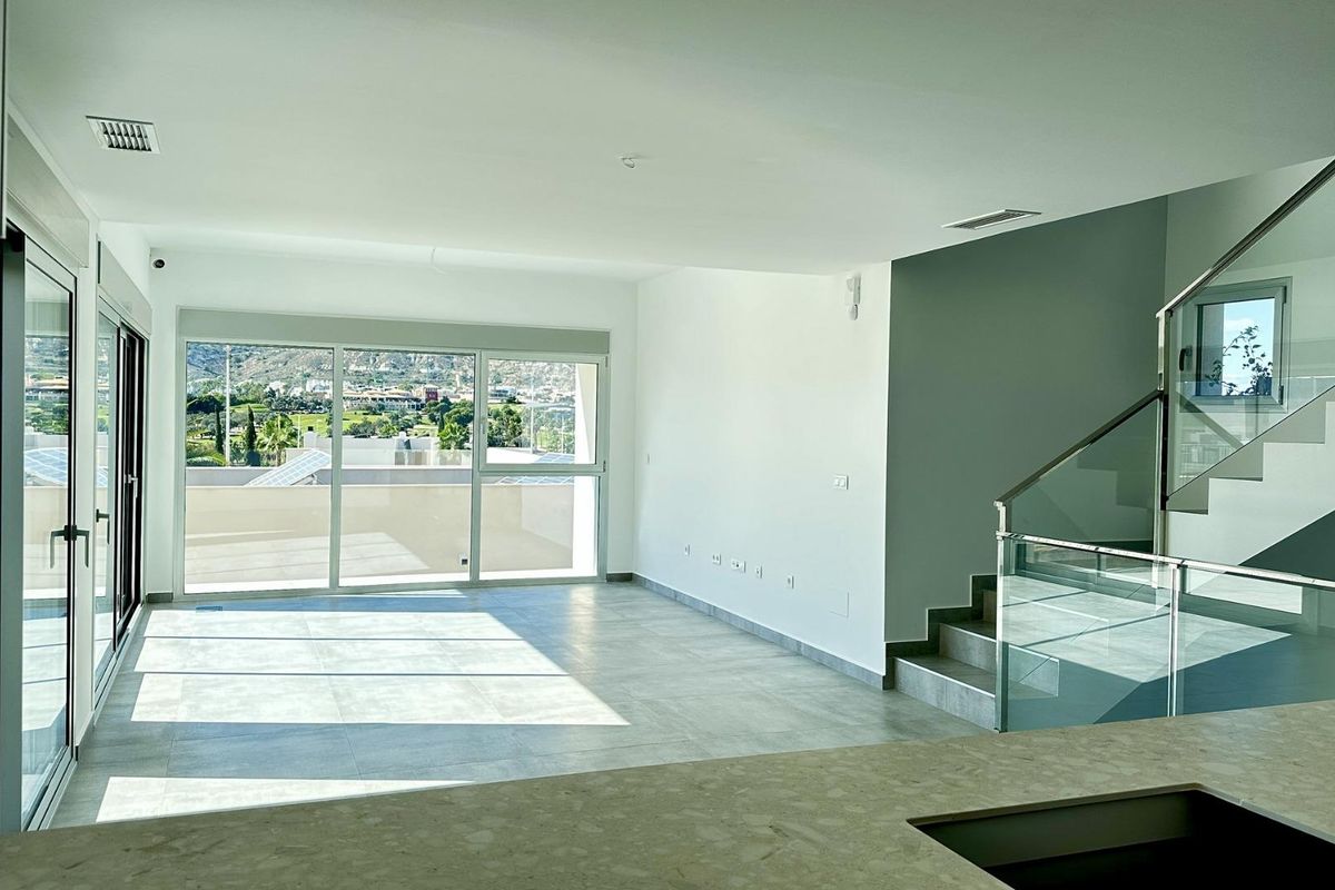 Ruime woonkamer met grote ramen die natuurlijk licht binnenlaten, gelegen in Algorfa, Costa Blanca.