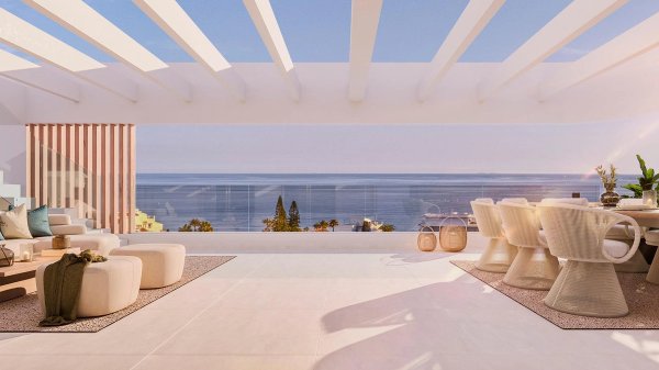 Ruime terras met uitzicht op de oceaan, perfect voor dineren en ontspanning in het penthouse van Estepona.