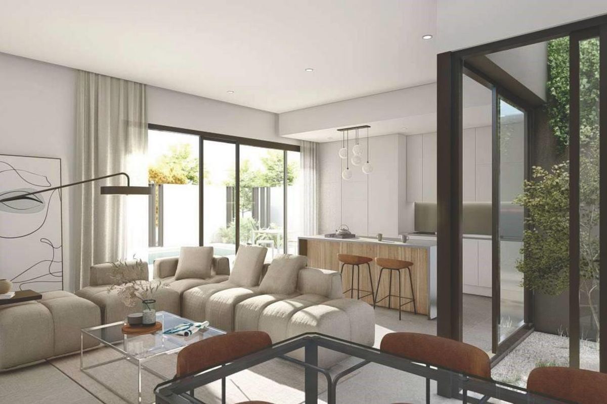 Gezellige woonkamer in een 3-slaapkamer villa, met een modern ontwerp en uitzicht op de tuin in San Juan de los Terreros.