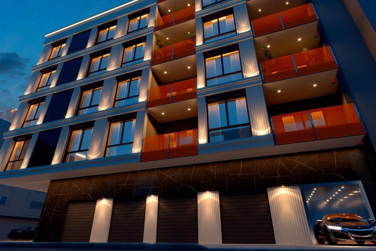 Buitenkant van een moderne penthouse met 3 slaapkamers in Torrevieja, met balkons in de schemering.