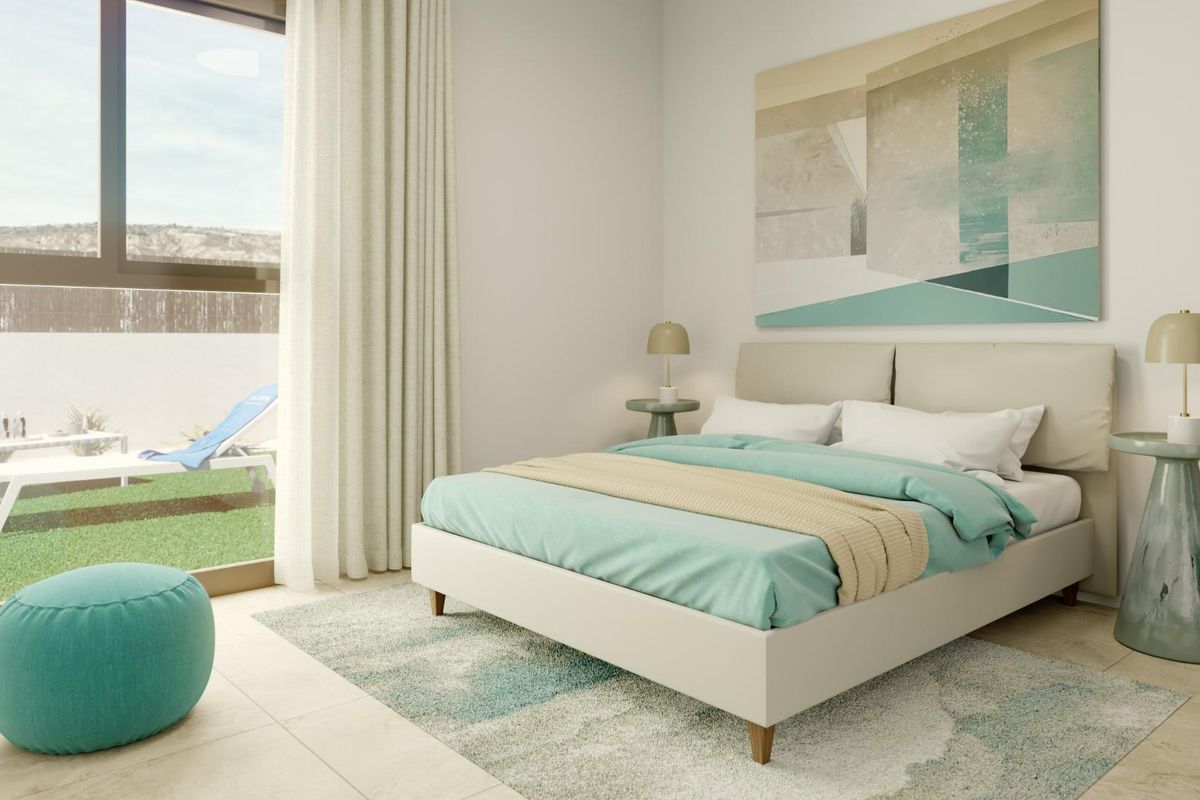 Heldere gasten slaapkamer in de villa met een comfortabel bed en uitzicht op de tuin in Algorfa.