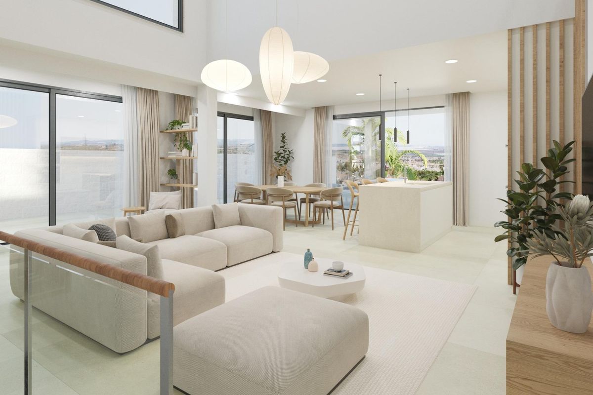 Ruime woon- en eetkamer met moderne decoratie in de villa in Ciudad Quesada, Costa Blanca Zuid.