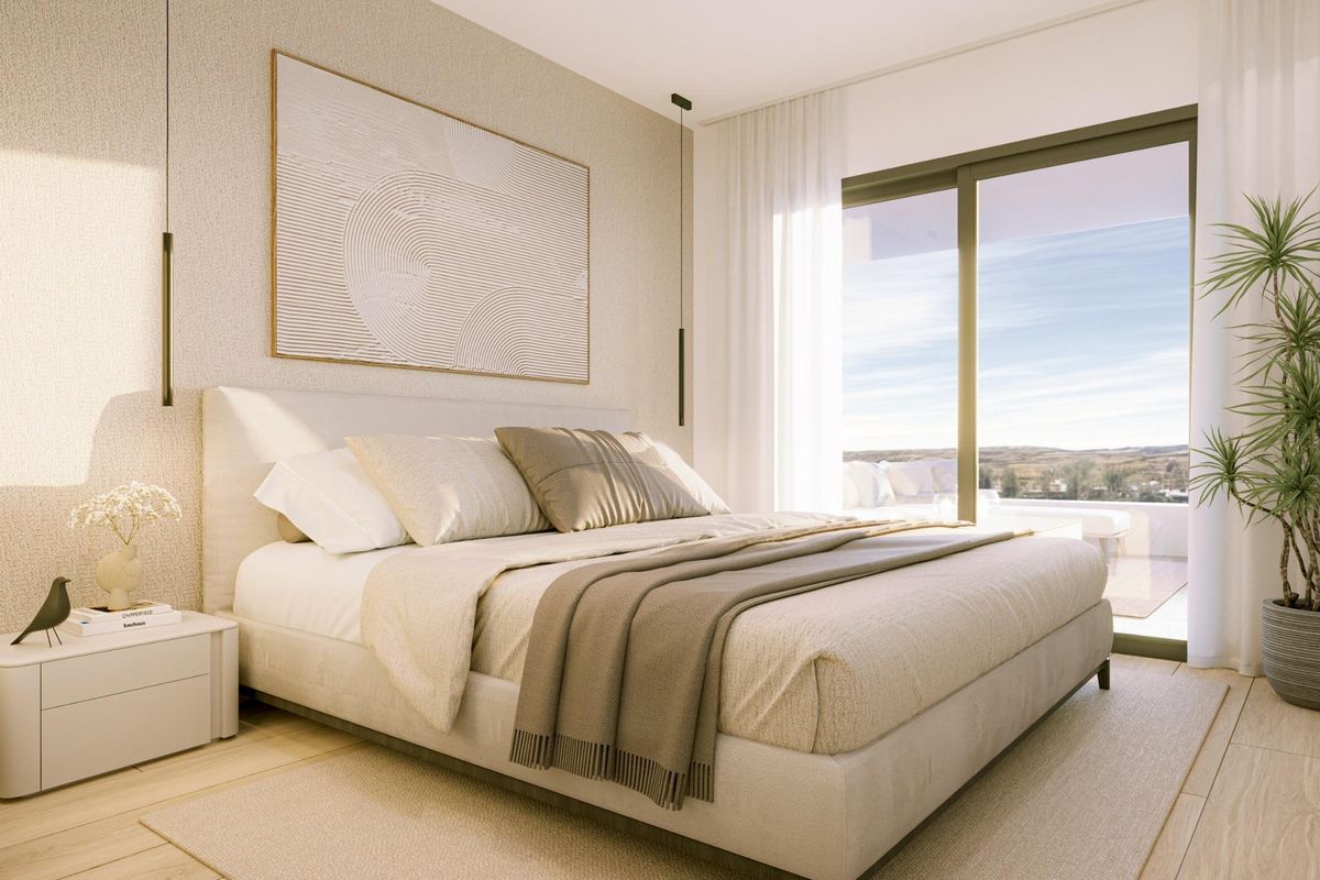 Elegante slaapkamer met natuurlijk licht en toegang tot het terras in het 2-slaapkamerappartement in Torrevieja, Costa Blanca Zuid.