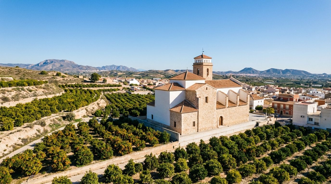 Panoramisch uitzicht op de kerk van San Miguel de Salinas en citrusboomgaarden