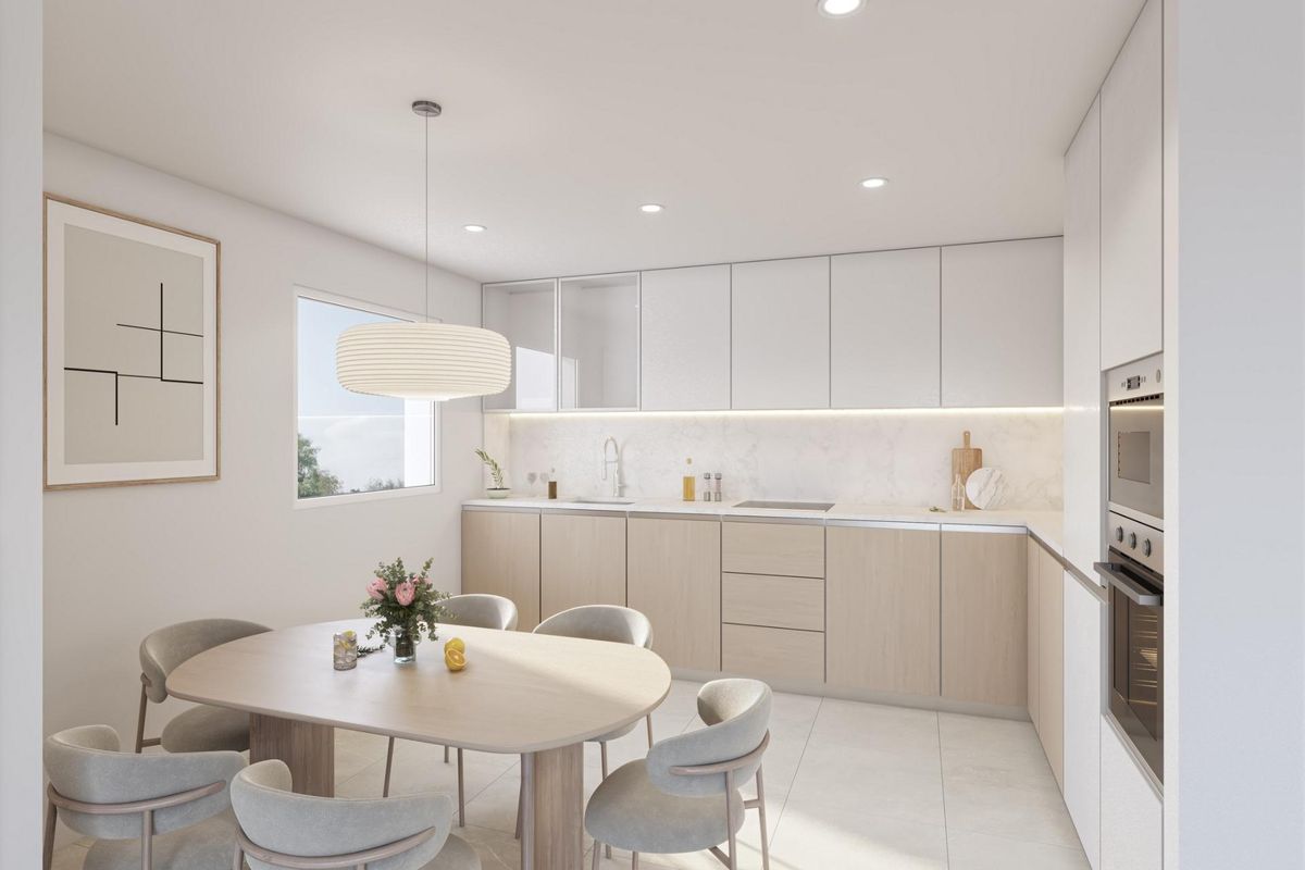 Contemporary keuken met eetgedeelte in een 2-slaapkamer bungalow in Pilar de La Horadada, perfect voor vermaak.