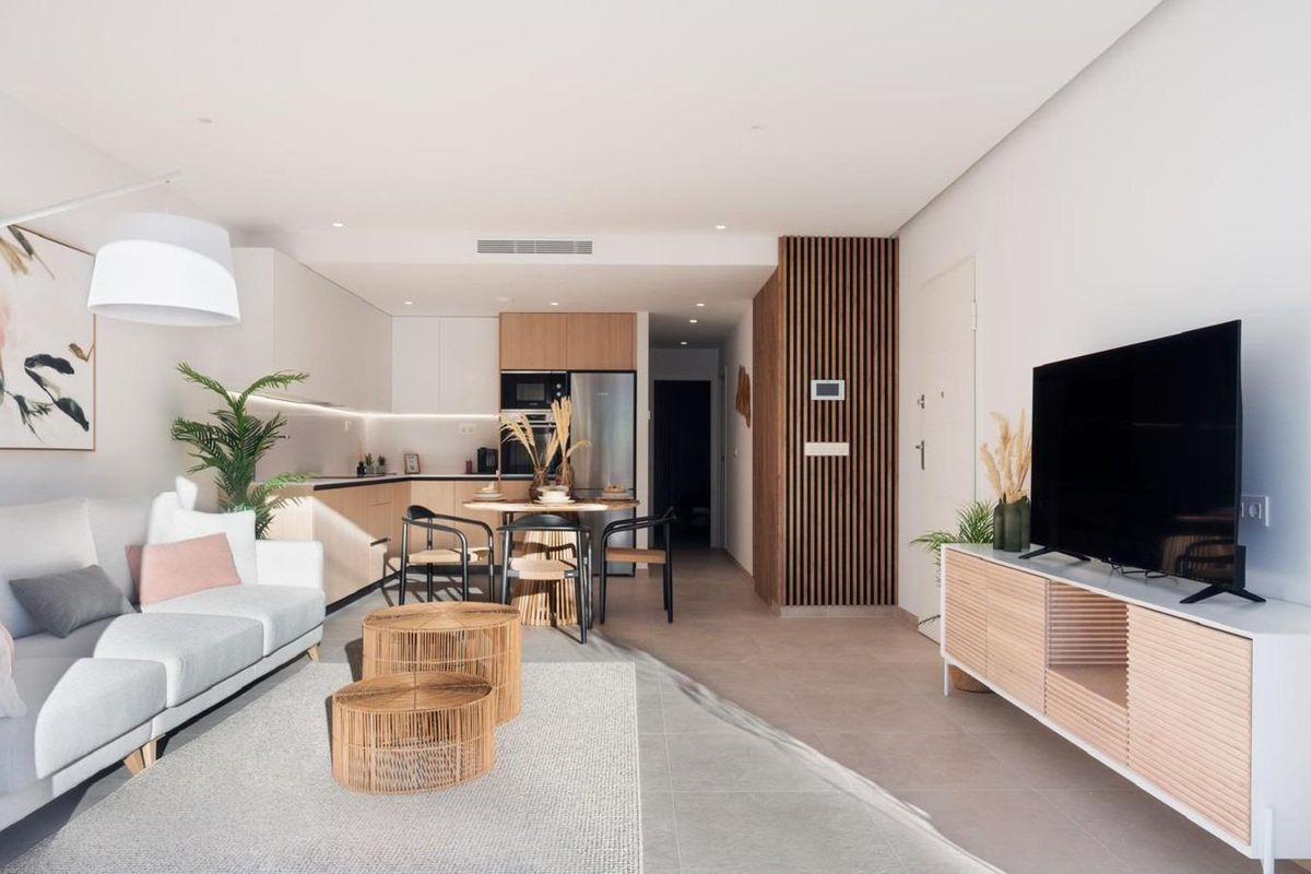 Open eet- en keukenruimte met moderne afwerkingen in een luxe bungalow in San Pedro del Pinatar, Spanje.