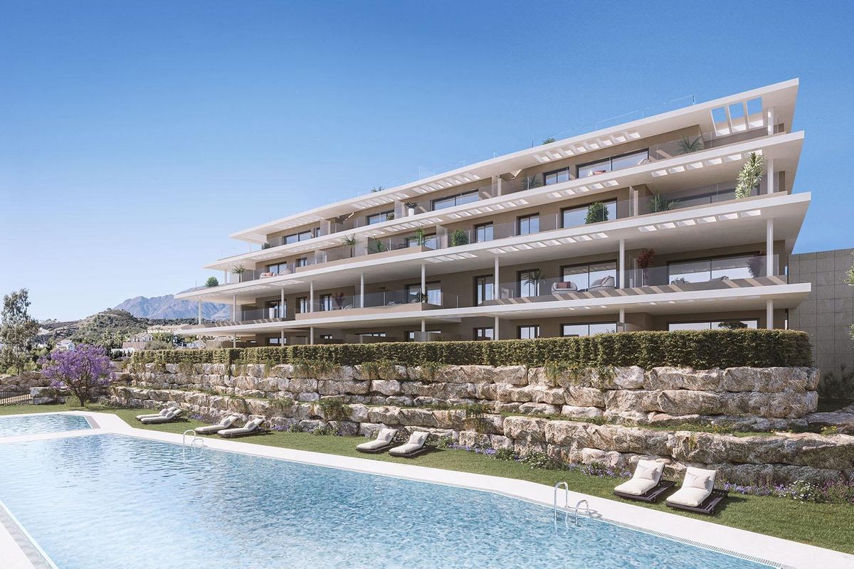 Buitenzicht op een modern penthouse met 2 slaapkamers en zwembad in Estepona, Costa del Sol.