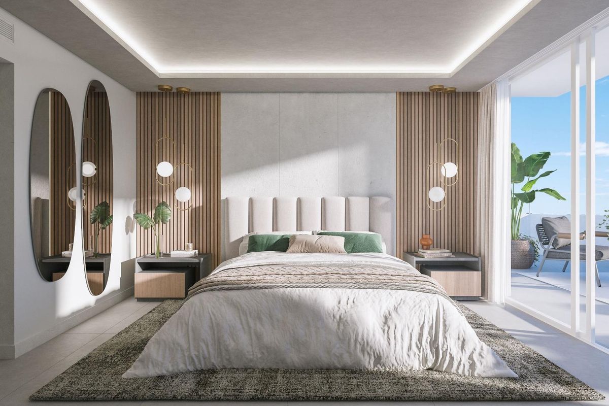 Stijlvolle slaapkamer in een appartement op de begane grond, met grote ramen en een gezellige sfeer in Fuengirola.