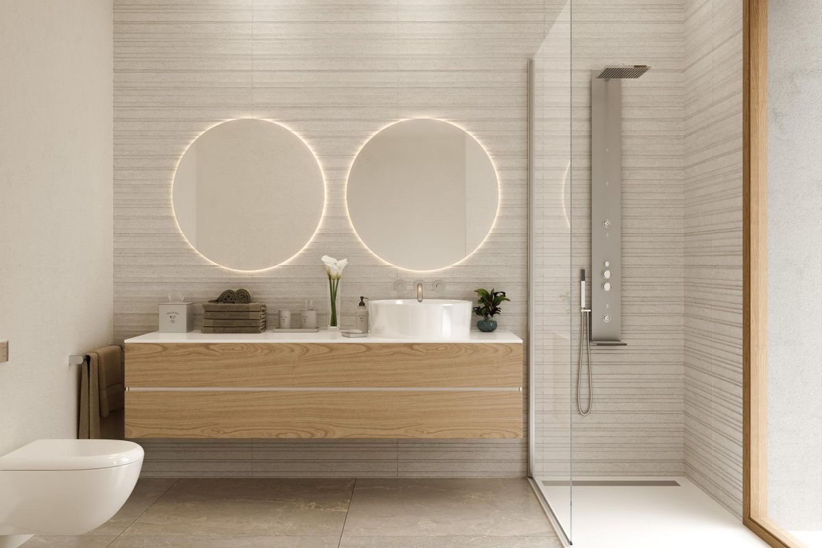 Heldere badkamer met elegante dubbele spiegels en een ruime douche in de townhouse in Manilva.