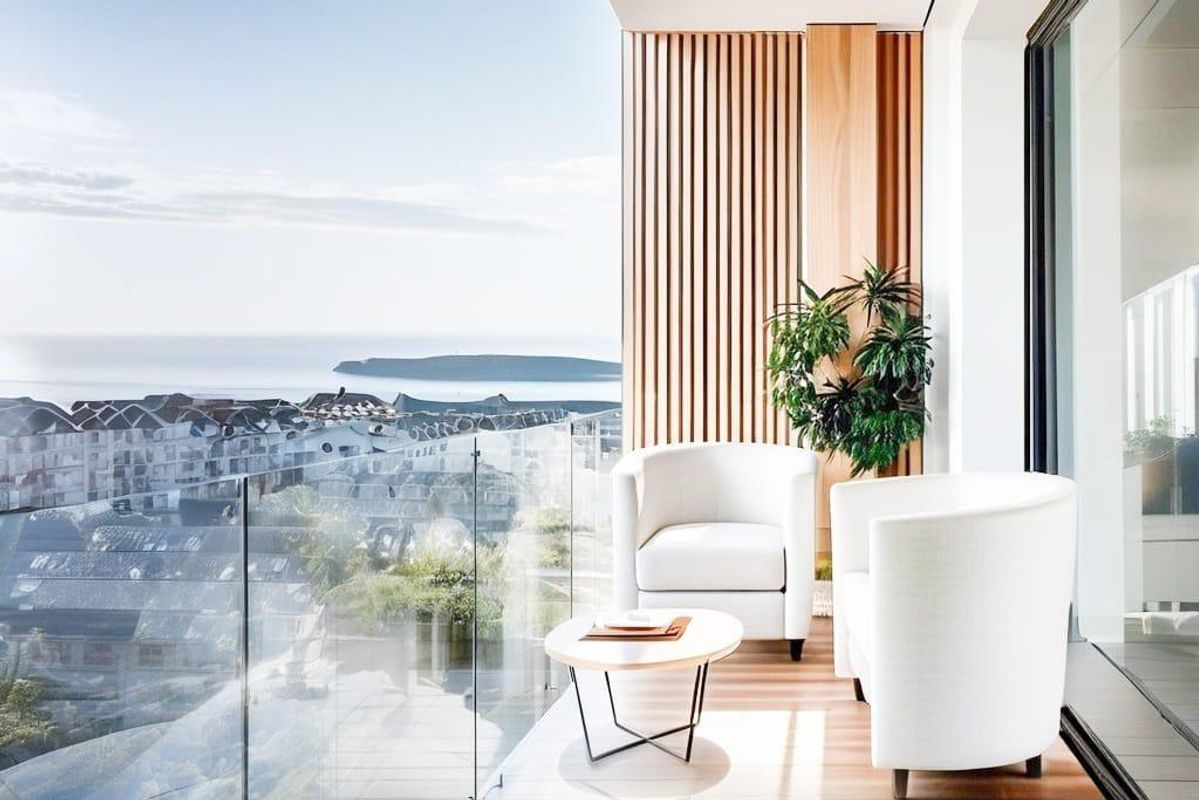 Heldere terras met stijlvolle stoelen en uitzicht op de oceaan in Torrevieja, Costa Blanca Zuid. Perfect om te ontspannen.