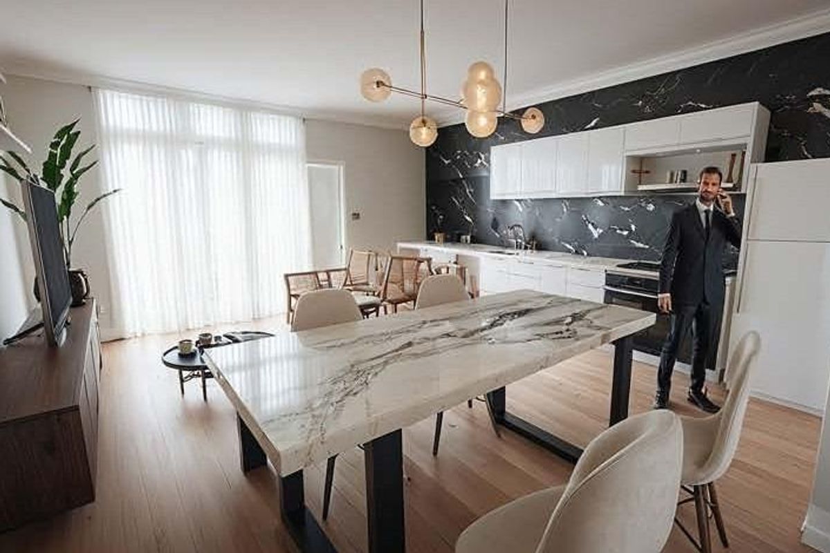 Heldere eet- en keukenruimte in de penthouse in Torrevieja, met moderne afwerkingen en veel licht.