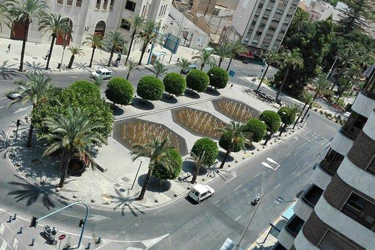 Luchtfoto van een park in Aspe, Costa Blanca Zuid, met palmbomen en een serene waterpartij.