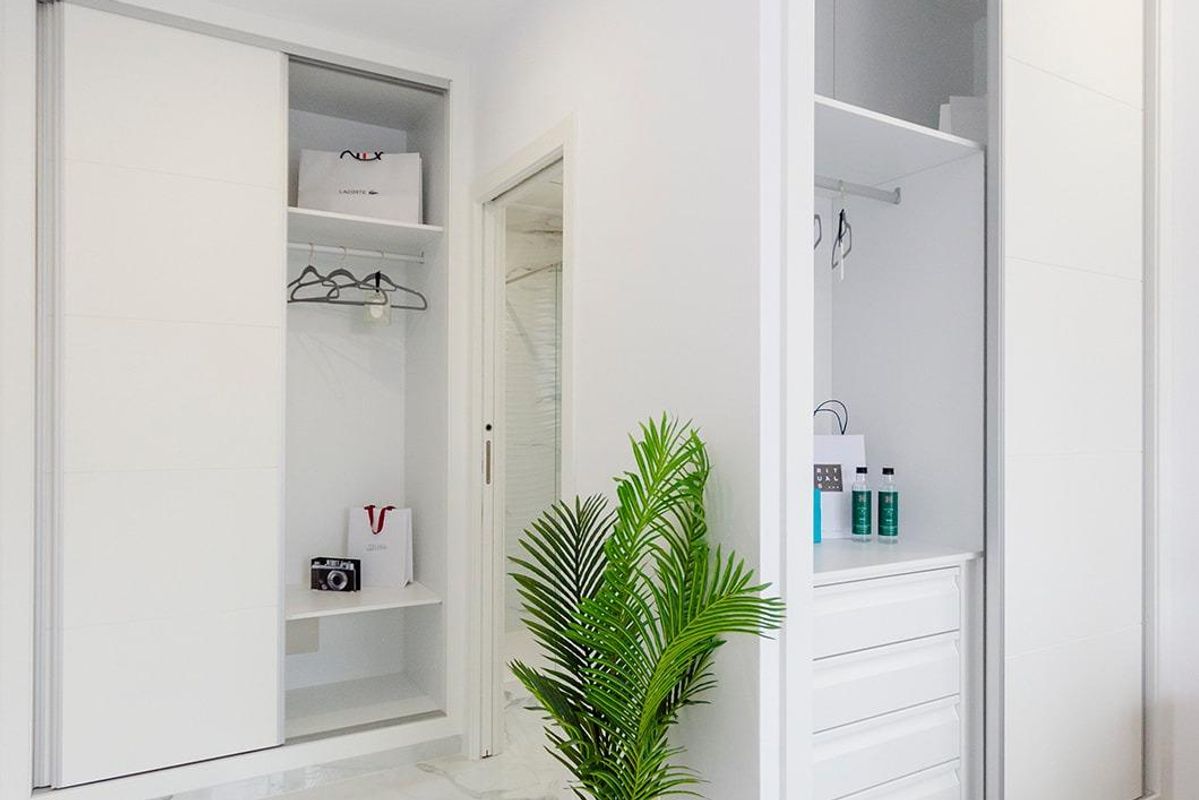 Goed georganiseerde opbergruimte in de slaapkamer van een moderne 3-slaapkamer villa in Torrevieja, Costa Blanca.