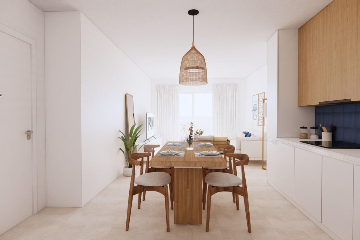 Heldere en ruime eetkamer in de penthouse, met natuurlijk licht dat van de ramen komt.