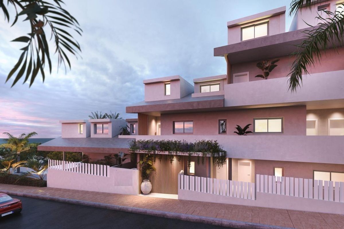 Gevel van de 3-slaapkamer penthouse in Benalmádena bij schemering, met architectonische details en modern ontwerp.