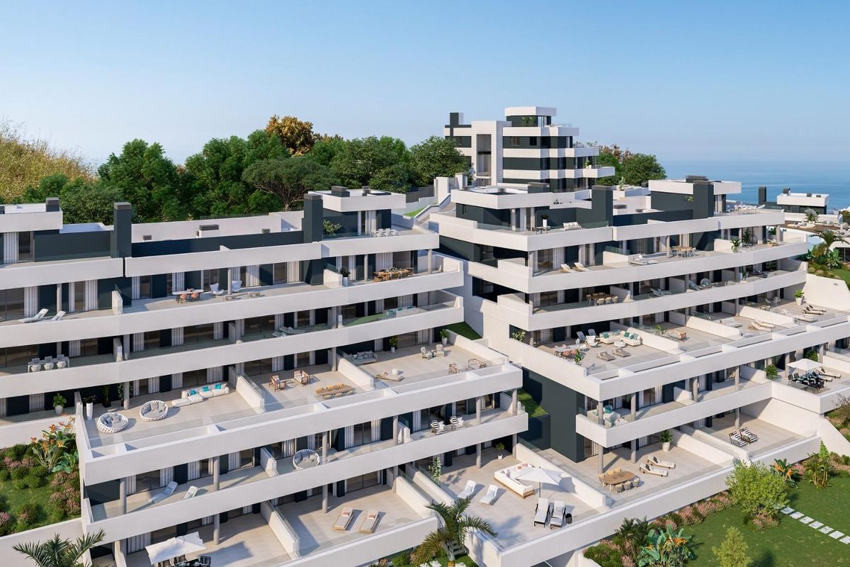 Modern appartementengebouw in Marbella, met penthouses die schilderachtige uitzichten bieden.